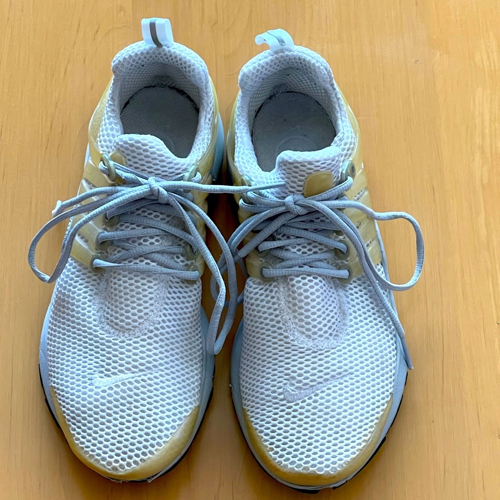 VINTAGE NIKE AIR ATHLETIC SHOES